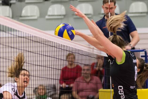 Jeanine Stoeten (Ladies in Black Aachen, 8) beim Block, Volleyball, 1. Bundesliga Frauen, Schwarz-Weiß Erfurt - Ladies in Black Aachen,