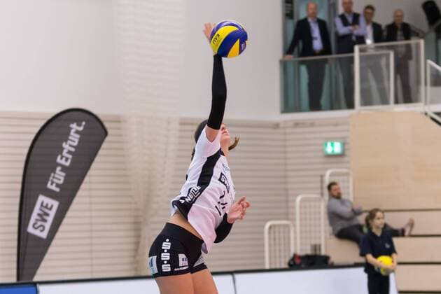 Evyn Kaelee McCoy (Schwarz-Weiß Erfurt, 14) bei der Angabe, Volleyball, 1. Bundesliga Frauen, Schwarz-Weiß Erfurt - Ladies in Black Aachen,