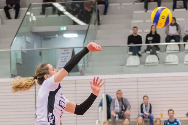 Friederike Brabetz (Schwarz-Weiß Erfurt, 5) bei der Angabe, Volleyball, 1. Bundesliga Frauen, Schwarz-Weiß Erfurt - Ladies in Black Aachen,
