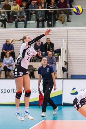 Emily Grace Thater (Schwarz-Weiß Erfurt, 2) bei der Angabe, Volleyball, 1. Bundesliga Frauen, Schwarz-Weiß Erfurt - Ladies in Black Aachen,