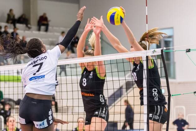 v.li.: Erika Mercado Chavez (Schwarz-Weiß Erfurt, 7) versucht den Block von Jeanine Stoeten (Ladies in Black Aachen, 8) und Nicole Oude Luttikhuis (Ladies in Black Aachen, 10) zu überwinden, Volleyball, 1. Bundesliga Frauen, Schwarz-Weiß Erfurt - Ladies in Black Aachen,