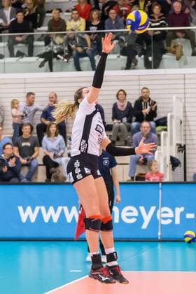 Meg Casault (Schwarz-Weiß Erfurt, 16) bei der Angabe, Volleyball, 1. Bundesliga Frauen, Schwarz-Weiß Erfurt - Ladies in Black Aachen,