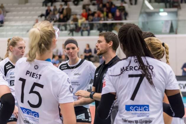 Jonas Kronseder (Schwarz-Weiß Erfurt, Trainer) mit der Mannschaft während der Auszeit, Volleyball, 1. Bundesliga Frauen, Schwarz-Weiß Erfurt - Ladies in Black Aachen,