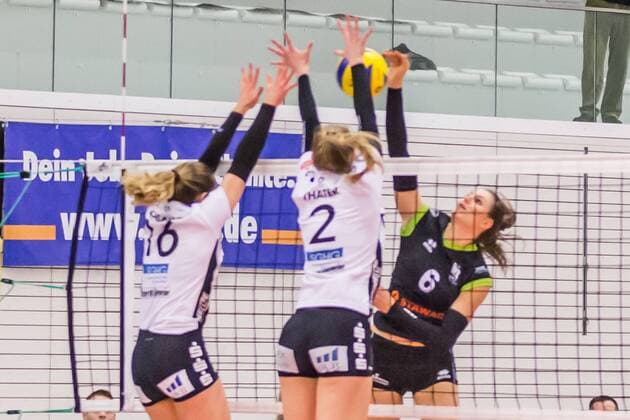 v.li.: Meg Casault (Schwarz-Weiß Erfurt, 16), Emily Grace Thater (Schwarz-Weiß Erfurt, 2), Frauke Neuhaus (Ladies in Black Aachen, 6); Blockversuch, Volleyball, 1. Bundesliga Frauen, Schwarz-Weiß Erfurt - Ladies in Black Aachen,
