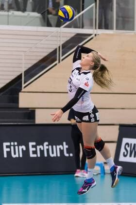 Friederike Brabetz (Schwarz-Weiß Erfurt, 5) bei der Angabe, Volleyball, 1. Bundesliga Frauen, Schwarz-Weiß Erfurt - Ladies in Black Aachen,
