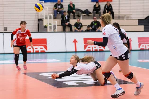 Friederike Brabetz (Schwarz-Weiß Erfurt, 5) bei der Ballannahme; Aktion, action, Volleyball, 1. Bundesliga Frauen, Schwarz-Weiß Erfurt - Ladies in Black Aachen,