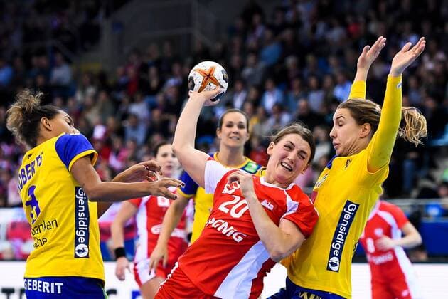 Handball, WM Damen, Schweden - Polen 171202 Sveriges Jamina Roberts, Polens Joanna Drabik och Sveriges Anna Lagerquist i matchen mellan Sverige och Polen under handbolls-VM den 2 december 2017 i Bietigheim Bissingen. Copyright: CARLxSANDIN BB171202CS029