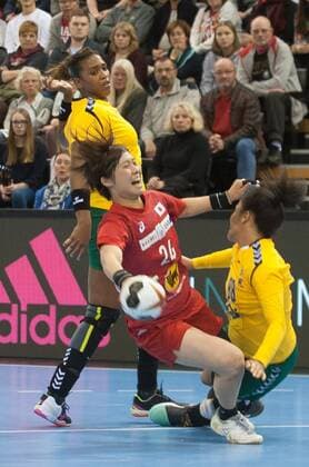GER, IHF WM 2017, Brasilien (BRA) vs Japan (JPN) 02.12.2017, EWE Arena, Oldenburg, Germany, 23.IHF World Championship WM Weltmeisterschaft 2017 Women, first round, Group C, Brasilien vs Japan, im Bild Tamires ARAUJO (Brasilien 7),Mariana COSTA (Brasilien 88) Nozomi HARA (JPN 24)
