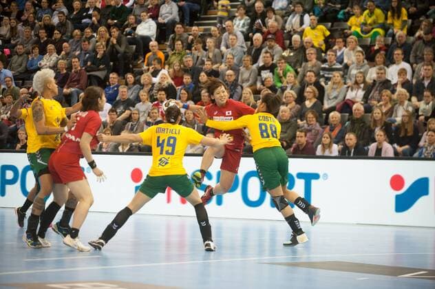 GER, IHF WM 2017, Brasilien (BRA) vs Japan (JPN) 02.12.2017, EWE Arena, Oldenburg, Germany, 23.IHF World Championship WM Weltmeisterschaft 2017 Women, first round, Group C, Brasilien vs Japan, im Bild Patricia MACHADO (Brasilien 49),Mariana COSTA (Brasilien 88) Nozomi HARA (JPN 24)