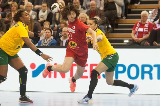 GER, IHF WM 2017, Brasilien (BRA) vs Japan (JPN) 02.12.2017, EWE Arena, Oldenburg, Germany, 23.IHF World Championship WM Weltmeisterschaft 2017 Women, first round, Group C, Brasilien vs Japan, im Bild Tamires ARAUJO (Brasilien 7) Jessica RIBEIRO (Brasilien 10) Haruno SASAKI (JPN 27)