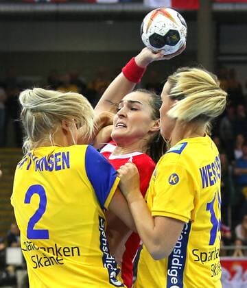 02.12.2017, Deutschland, Bietigheim, Handball Weltmeisterschaft der Frauen: Länderspiel Schweden vs. Polen: v.l. Ulrika Toft Hansen (SWE), Kinga Achruk (POL), Johanna Westberg (SWE)