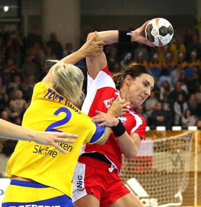 02.12.2017, Deutschland, Bietigheim, Handball Weltmeisterschaft der Frauen: Länderspiel Schweden vs. Polen: v.l. Ulrika Toft Hansen (SWE), Karolina Kudlacz-Gloc (POL)