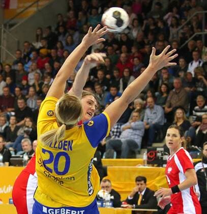 02.12.2017, Deutschland, Bietigheim, Handball Weltmeisterschaft der Frauen: Länderspiel Schweden vs. Polen: v.l. Isabelle Gullden (SWE), Joanna Drabik (POL)
