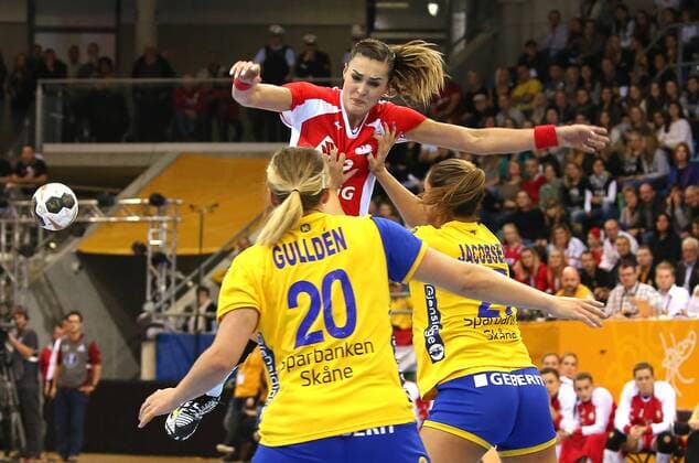 02.12.2017, Deutschland, Bietigheim, Handball Weltmeisterschaft der Frauen: Länderspiel Schweden vs. Polen: v.l. Isabelle Gullden (SWE), Kinga Achruk (POL), Sabina Jacobsen (SWE)