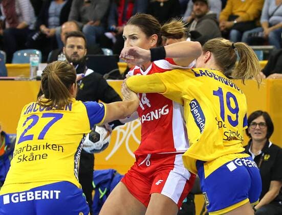 02.12.2017, Deutschland, Bietigheim, Handball Weltmeisterschaft der Frauen: Länderspiel Schweden vs. Polen: v.l. Sabina Jacobsen (SWE), Karolina Kudlacz-Gloc (POL), Anna Lagerquist (SWE)