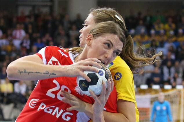 02.12.2017, Deutschland, Bietigheim, Handball Weltmeisterschaft der Frauen: Länderspiel Schweden vs. Polen: v.l. Joanna Drabik (POL), Olivia Mellegard (SWE)