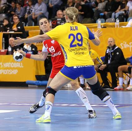 02.12.2017, Deutschland, Bietigheim, Handball Weltmeisterschaft der Frauen: Länderspiel Schweden vs. Polen: v.l. Kinga Achruk (POL), Jenny Alm (SWE)