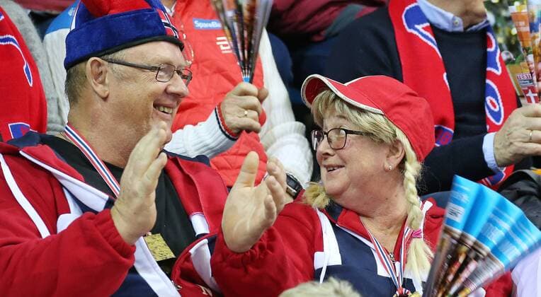 02.12.2017, Deutschland, Bietigheim, Handball Weltmeisterschaft der Frauen: Länderspiel Schweden vs. Polen: Schweden Fans, Fan, Zuschauer