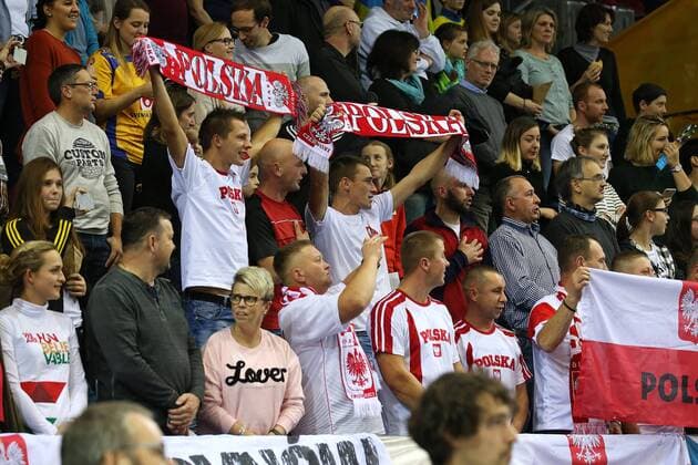 02.12.2017, Deutschland, Bietigheim, Handball Weltmeisterschaft der Frauen: Länderspiel Schweden vs. Polen: Polen Fans, Fan, Zuschauer