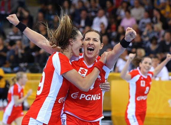 02.12.2017, Deutschland, Bietigheim, Handball Weltmeisterschaft der Frauen: Länderspiel Schweden vs. Polen: Jubel v.l. Kinga Achruk (POL), Karolina Kudlacz-Gloc (POL)