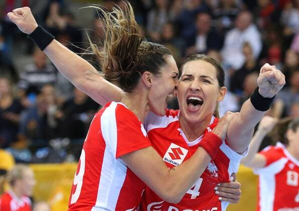 Themen der Woche - SPORT Bilder des Tages - SPORT 02.12.2017, Deutschland, Bietigheim, Handball Weltmeisterschaft der Frauen: Länderspiel Schweden vs. Polen: Jubel v.l. Kinga Achruk (POL), Karolina Kudlacz-Gloc (POL)