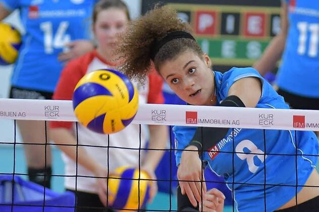 02.12.2017, xtkx, Volleyball Damen, VC Wiesbaden - Allianz MTV Stuttgart, emspor, v.l. Kimberly Drewnick (VCW) , Wiesbaden