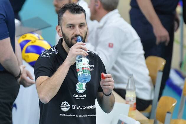 02.12.2017, xtkx, Volleyball Damen, VC Wiesbaden - Allianz MTV Stuttgart, emspor, v.l. Giannas Athanasopoulos (Stuttgart) , Wiesbaden