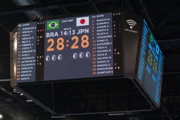 GER, IHF WM 2017, Brasilien (BRA) vs Japan (JPN) 02.12.2017, EWE Arena, Oldenburg, Germany, 23.IHF World Championship WM Weltmeisterschaft 2017 Women, first round, Group C, Brasilien vs Japan, im Bild Anzeigentafel mit dem Endstand 28 zu 28 ( Anzeigentafel)