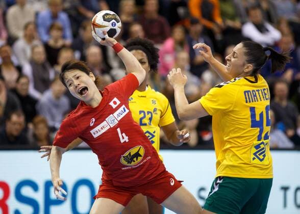 Oldenburg, Niedersachsen, DEU, 02.12.2017, Yui Sunami (links, Japan; Club: Hokkoku Bank), Jessica Oliveira (Mitte, Brazil; Club: Unip Sao Bernardo) und Patricia Machado (rechts, Brazil; Club: Vistal Gdynia). Brazil vs. Japan. Handball Weltmeiserschaft der Frauen Deutschland 2017, Vorrunde Gruppe C. Brazil vs. Japan - Handball Weltmeiserschaft der Frauen Deutschland