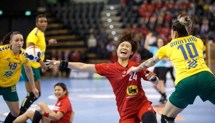 Oldenburg, Niedersachsen, DEU, 02.12.2017, Nozomi Hara (Mitte, Japan; Club: Mie Violet Iris ), Jessica Ribeiro (rechts, Brazil; Club: HC Odense). Brazil vs. Japan. Handball Weltmeiserschaft der Frauen Deutschland 2017, Vorrunde Gruppe C. Brazil vs. Japan - Handball Weltmeiserschaft der Frauen Deutschland