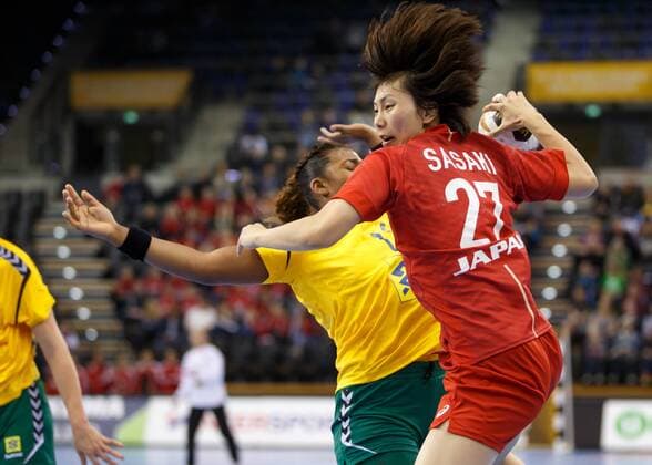 Oldenburg, Niedersachsen, DEU, 02.12.2017, Haruno Sasaki (rechts, Japan; Club: Hokkoku Bank ) und Tamires Arajo (links, Brazil; Club: Larvik HK). Brazil vs. Japan. Handball Weltmeiserschaft der Frauen Deutschland 2017, Vorrunde Gruppe C. Brazil vs. Japan - Handball Weltmeiserschaft der Frauen Deutschland