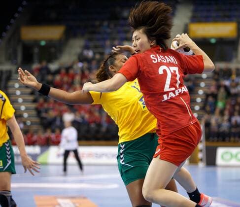 Oldenburg, Niedersachsen, DEU, 02.12.2017, Haruno Sasaki (rechts, Japan; Club: Hokkoku Bank ) und Tamires Arajo (links, Brazil; Club: Larvik HK). Brazil vs. Japan. Handball Weltmeiserschaft der Frauen Deutschland 2017, Vorrunde Gruppe C. Brazil vs. Japan - Handball Weltmeiserschaft der Frauen Deutschland