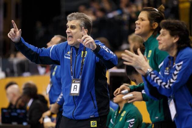 Oldenburg, Niedersachsen, DEU, 02.12.2017, Trainer Jorge Duenas de Galarza (links, Brazil) gestikuliert an der Seitenlinie. Brazil vs. Japan. Handball Weltmeiserschaft der Frauen Deutschland 2017, Vorrunde Gruppe C. Brazil vs. Japan - Handball Weltmeiserschaft der Frauen Deutschland