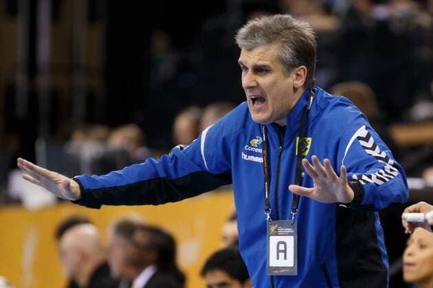 Oldenburg, Niedersachsen, DEU, 02.12.2017, Trainer Jorge Duenas de Galarza (links, Brazil) gestikuliert an der Seitenlinie. Brazil vs. Japan. Handball Weltmeiserschaft der Frauen Deutschland 2017, Vorrunde Gruppe C. Brazil vs. Japan - Handball Weltmeiserschaft der Frauen Deutschland