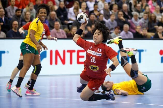 Oldenburg, Niedersachsen, DEU, 02.12.2017, Shiori Nagata (Mitte, Japan; Club: Omron ), Eduarda Taleska (rechts, Brazil; Club: Gyor). Brazil vs. Japan. Handball Weltmeiserschaft der Frauen Deutschland 2017, Vorrunde Gruppe C. Brazil vs. Japan - Handball Weltmeiserschaft der Frauen Deutschland