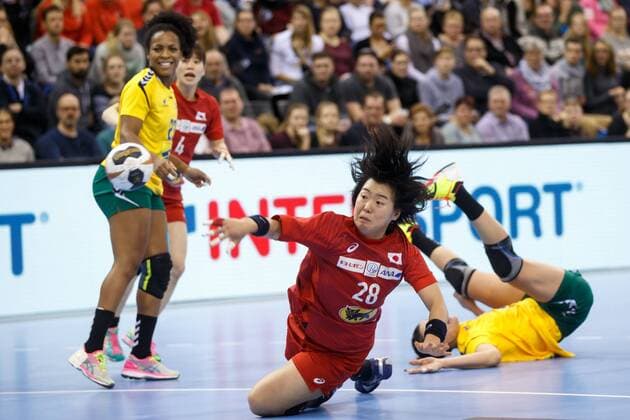 Oldenburg, Niedersachsen, DEU, 02.12.2017, Shiori Nagata (Mitte, Japan; Club: Omron ), Eduarda Taleska (rechts, Brazil; Club: Gyor). Brazil vs. Japan. Handball Weltmeiserschaft der Frauen Deutschland 2017, Vorrunde Gruppe C. Brazil vs. Japan - Handball Weltmeiserschaft der Frauen Deutschland
