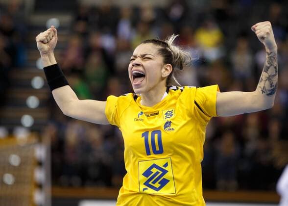 Bilder des Tages - SPORT Oldenburg, Niedersachsen, DEU, 02.12.2017, Jessica Ribeiro (Brazil; Club: HC Odense) jubelt nach einem Treffer. Brazil vs. Japan. Handball Weltmeiserschaft der Frauen Deutschland 2017, Vorrunde Gruppe C. Brazil vs. Japan - Handball Weltmeiserschaft der Frauen Deutschland