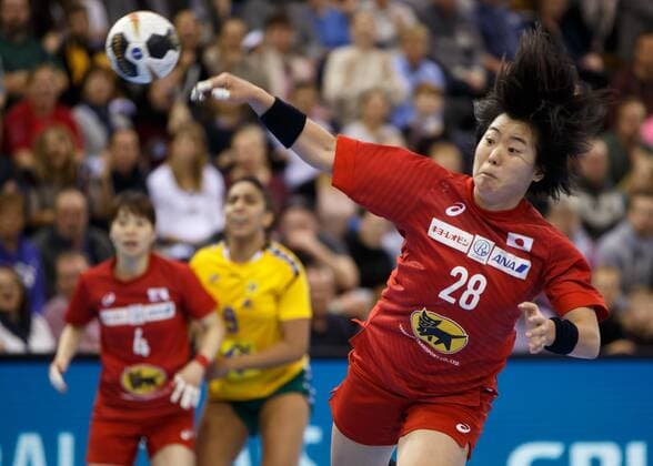Oldenburg, Niedersachsen, DEU, 02.12.2017, Shiori Nagata (rechts, Japan; Club: Omron). Brazil vs. Japan. Handball Weltmeiserschaft der Frauen Deutschland 2017, Vorrunde Gruppe C. Brazil vs. Japan - Handball Weltmeiserschaft der Frauen Deutschland