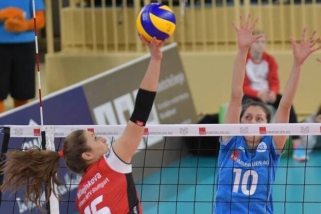 02.12.2017, xtkx, Volleyball Damen, VC Wiesbaden - Allianz MTV Stuttgart, emspor, v.l. Michaela Mlejnkova (Stuttgart) , Irina Kemmsies (VCW) , Wiesbaden