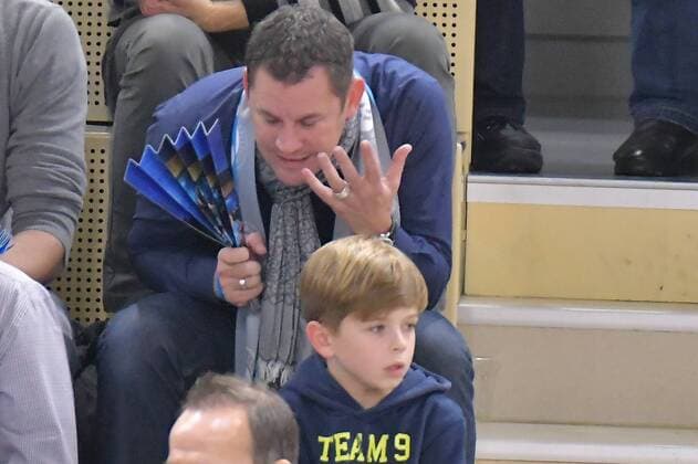 02.12.2017, xtkx, Volleyball Damen, VC Wiesbaden - Allianz MTV Stuttgart, emspor, v.l. Wiesbadens OB Sven Gerich aergert sich, Wiesbaden