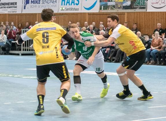 Deutschland, 97072 Würzburg, s.Oliver Arena, 02.12.2017, Handball, Bundesliga, 2. Bundesliga, 2. Liga, DKB Handball Bundesliga, DJK Rimpar Wölfe - HSC 2000 Coburg Bild (v.l.n.r.): Kelm Dominic (HSC 2000 Coburg, 9), Kaufmann Steffen (DJK Rimpar Wölfe, 18), Kirveliavicius Romas (HSC 2000 Coburg, 95)