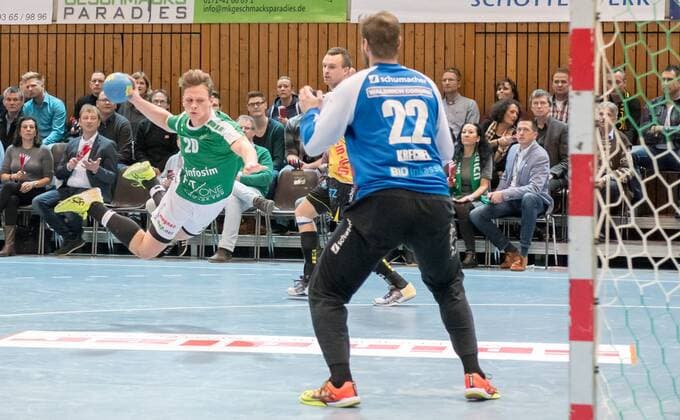 Deutschland, 97072 Würzburg, s.Oliver Arena, 02.12.2017, Handball, Bundesliga, 2. Bundesliga, 2. Liga, DKB Handball Bundesliga, DJK Rimpar Wölfe - HSC 2000 Coburg Bild (v.l.n.r.): Siegler Lukas (DJK Rimpar Wölfe, 20), Krechel Oliver (HSC 2000 Coburg, 22)