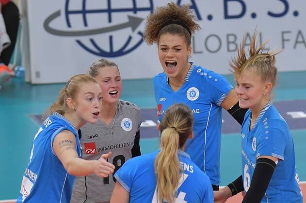 02.12.2017, xtkx, Volleyball Damen, VC Wiesbaden - Allianz MTV Stuttgart, emspor, v.l. Tanja Grosser (VCW), Lisa Stock (VCW) , Kimberly Drewnick (VCW) , Selma Hetmann (VCW) , Wiesbaden