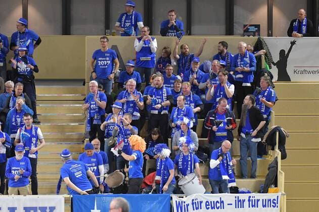 02.12.2017, xtkx, Volleyball Damen, VC Wiesbaden - Allianz MTV Stuttgart, emspor, v.l. Stuttgarter Fans des MTV Allianz, Wiesbaden