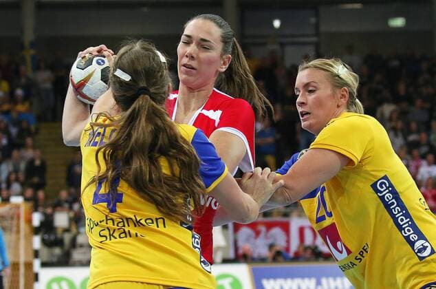02.12.2017, Deutschland, Bietigheim, Handball Weltmeisterschaft der Frauen: Länderspiel Schweden vs. Polen: v.l. Olivia Mellegard (SWE), Monika Kobylinska (POL), Isabelle Gullden (SWE)