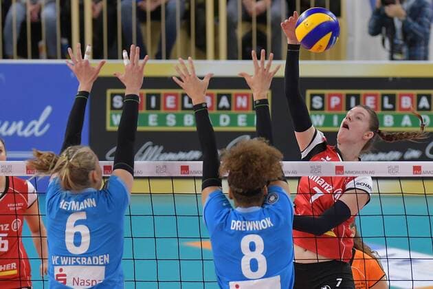 02.12.2017, xtkx, Volleyball Damen, VC Wiesbaden - Allianz MTV Stuttgart, emspor, v.l. Selma Hetmann (VCW) , Kimberly Drewnick (VCW) , Renate Sandor (Stuttgart) , Wiesbaden