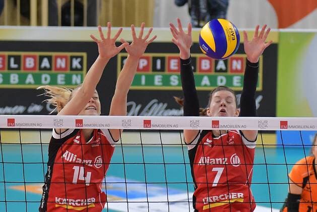 02.12.2017, xtkx, Volleyball Damen, VC Wiesbaden - Allianz MTV Stuttgart, emspor, v.l. Jenna Potts (Stuttgart) , Renate Sandor (Stuttgart) , Wiesbaden