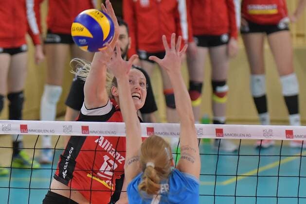 02.12.2017, xtkx, Volleyball Damen, VC Wiesbaden - Allianz MTV Stuttgart, emspor, v.l. Deborah van Daelen (Stuttgart) , Tanja Grosser (VCW), Wiesbaden