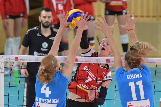 02.12.2017, xtkx, Volleyball Damen, VC Wiesbaden - Allianz MTV Stuttgart, emspor, v.l. Tanja Grosser (VCW), Renate Sandor (Stuttgart) , Simona Kosova (VCW) , Wiesbaden
