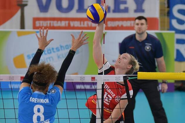 02.12.2017, xtkx, Volleyball Damen, VC Wiesbaden - Allianz MTV Stuttgart, emspor, v.l. Kimberly Drewnick (VCW) , Deborah van Daelen (Stuttgart) , Wiesbaden